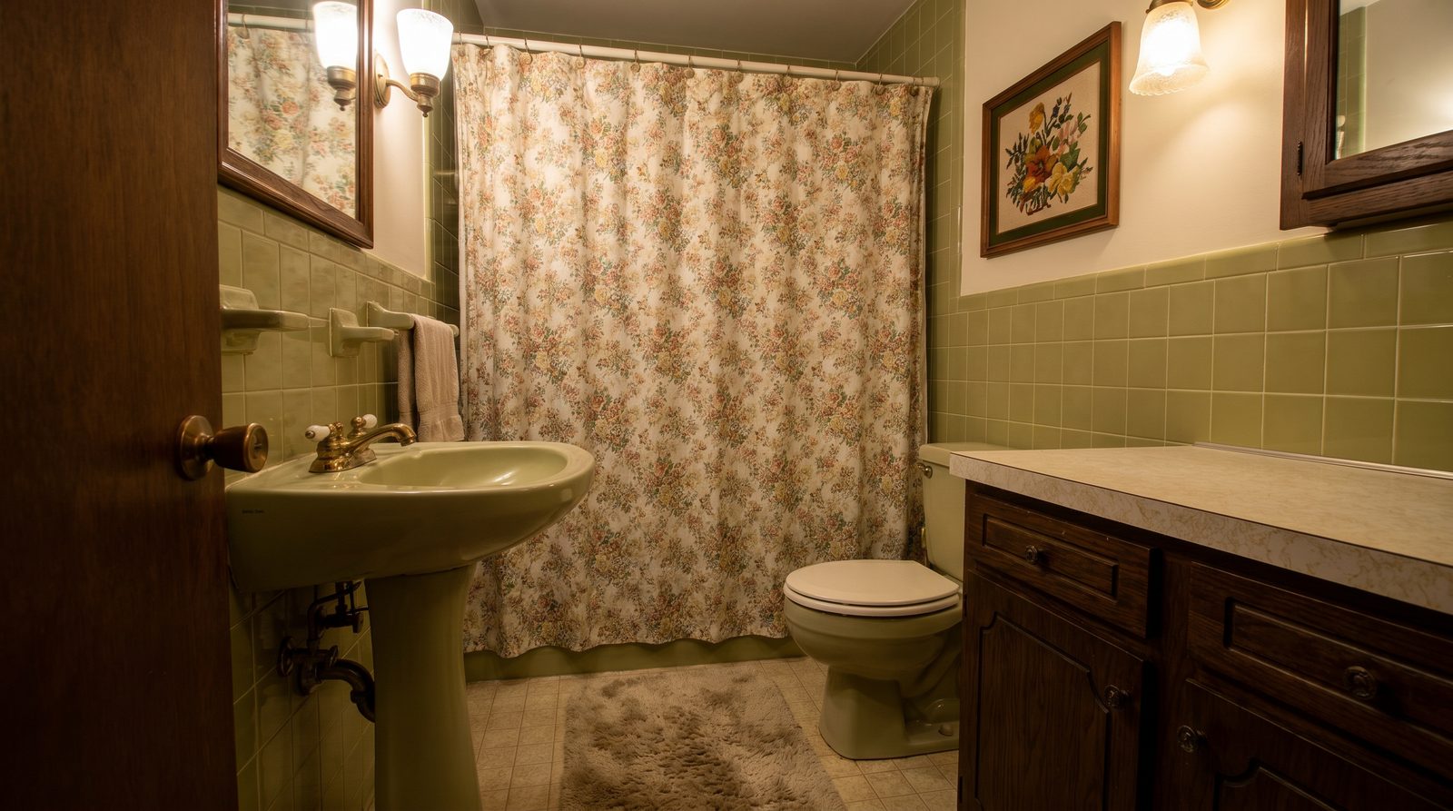 Before: outdated guest bathroom prior to remodeling in Buckhead, Atlanta